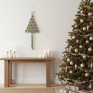 Macramé de Árbol de Navidad Verde para Colgar en la Pared con Detalles de Cuentas Rojas para Decoración Festiva del Hogar, Exhibición Navideña o Acento Festivo de Temporada - Product Image 6