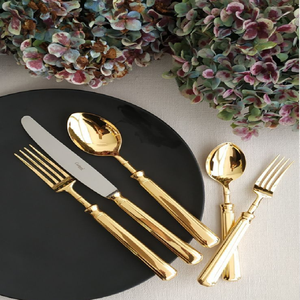 Cubiertos acanalados dorados y negros con elegantes cabezas doradas y asas acanaladas negras únicas. Disponible a precios mayoristas. - Product Image 4