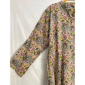 เดรสผ้าฝ้ายสีน้ำตาลอ่อน ฟรีไซส์ คอวี ลายดอกพิมพ์บล็อก สไตล์โบโฮ ระบายอากาศได้ดี เหมาะสำหรับใส่ไปเที่ยวชายหาด งานปาร์ตี้ หรือใส่สบายๆในวันสบายๆ ทรงหลวม ไซส์ XS - Product Image 2