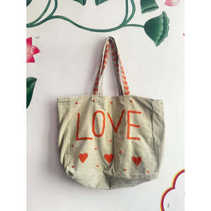 Grand sac fourre-tout en velours ivoire pour femmes, fait main, tendance, fermeture ouverte, broderie et décoration à pompons, couleur unie - Product Image 1