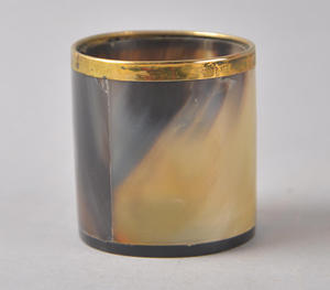 Verre à boire en corne naturelle artisanal de luxe avec un élégant accent de bordure dorée, authentique verre à shot en corne de buffle poli - Product Image 4