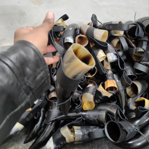 Auténtico Cuerno Vikingo Pulido de Alta Calidad para Beber Hidromiel o Cerveza, Hecho a Mano con Cuerno de Búfalo al Mejor Precio con Soporte de Cuero - Product Image 1