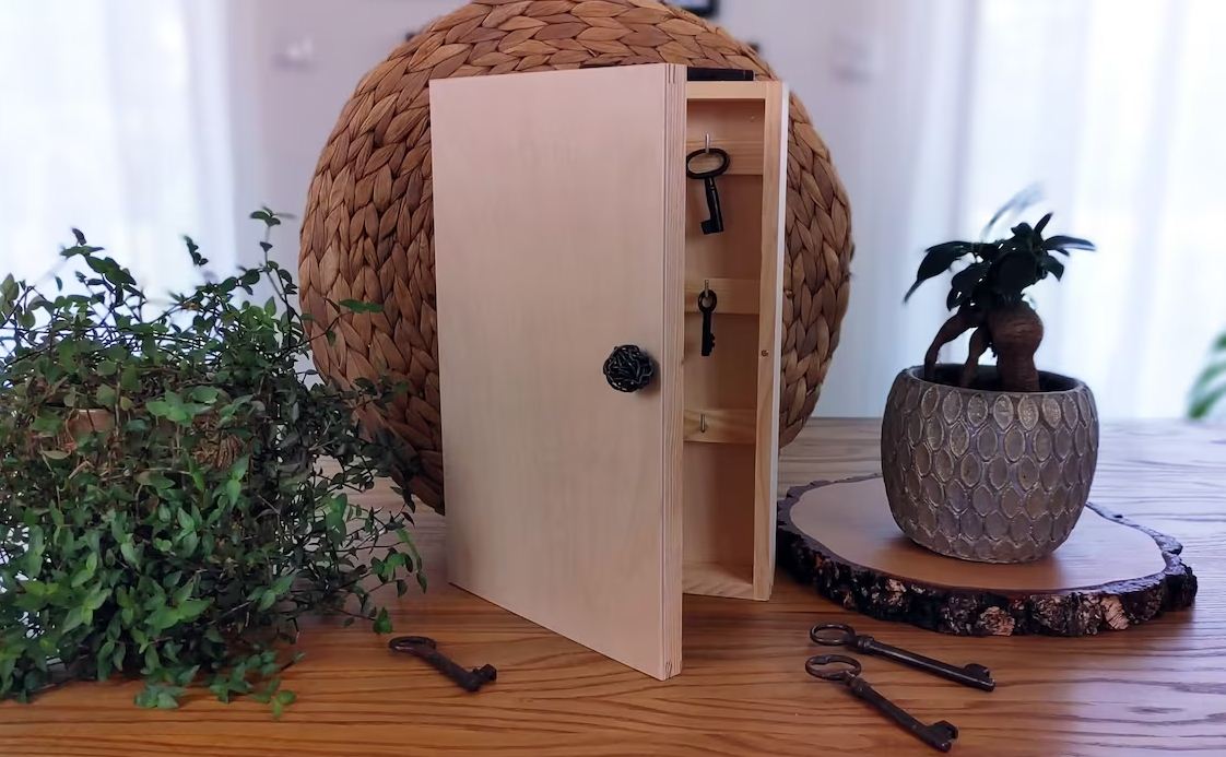 Armadietto Portachiavi In Legno Di Pino Non Trattato - 5 Ganci E Porta Lettere - 18x6x40,5 Cm