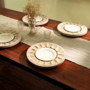 Plato de Madera Decorativo de 13 Pulgadas, Hecho a Mano con Diseño de Pétalos Blanqueados - Product Image 1