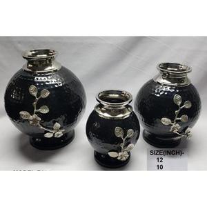 Florero compacto de latón hecho a mano con cuello pulido para mesa de oficina o decoración floral de cabecera a un precio razonable - Product Image 1
