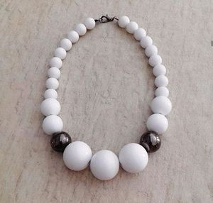 Collier en perles de résine faites à la main Craft Exim, bijoux de mode haut de gamme, élégant pour les femmes, à porter pour les fêtes, cadeau, usage quatre saisons, export - Product Image 1