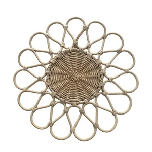 Nuevos Tapetes y Almohadillas Artesanales con Diseño Floral para una Experiencia Gastronómica Elegante, Plato Base Redondo de Ratán Marrón Hecho a Mano - Product Image 1