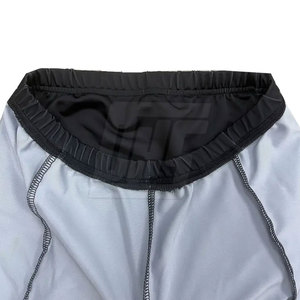 Short de compression moderne pour homme avec design modelant le corps et coutures durables pour les séances d'entraînement sportif - Product Image 4