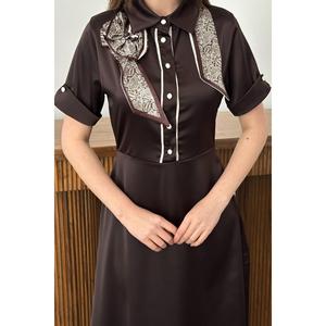 Vestido de Satén Marrón con Detalle de Bufanda - Marrón - Product Image 4