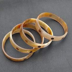 Brazalete de Cuerno de Búfalo Natural Único para Mujer, Nuevo Brazalete de Moda, Pulido en Colores Naturales de Cuerno, Estilo Animal - Product Image 1