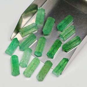 Piedra Preciosa Suelta de Fresa Verde, Forma de Lápiz Facetada, Piedras Preciosas 100% Naturales - Product Image 1