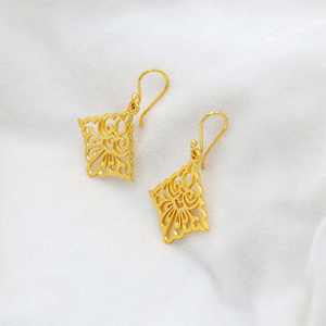 Boucles d'oreilles pendantes en laiton pur losange floral exclusif 18 carats plaqué or bijoux déclaration de mode breloques tendance pour les femmes - Product Image 6