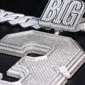 Bijoux Hip Hop de luxe, style Rock, sertis de moissanite VVS taille ronde, pendentif numéro et lettre personnalisée, en argent sterling 925, avec design de lettre et bélière - Product Image 2