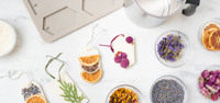 Sachets de Cera Aromática Personalizables Ecológicos - Ambientadores de Cera de Soja 100% con Aceites Esenciales Naturales, Botánicos Secos y Color Personalizado