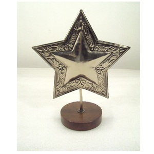 Décor de table Gravé Design Bordure Métal Etoile Stand Avec Base En Bois Pour Noël Maison Table Top Decor - Product Image 1