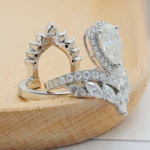 Anillo de Compromiso de Lujo con Moissanita de 3 Quilates, Corte Pera, Diseño Halo, Plata de Ley 925, Media Eternidad, Conjunto Nupcial para Mujer - Product Image 2