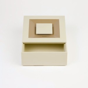 Boîte de rangement laquée élégante pour les maisons minimales Boîte décorative géométrique beige crème fabriquée à la main moderne - Product Image 3