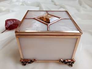 Cajas de anillos de joyería de cristal de forma cuadrada de buena calidad con acabado dorado perfecto para almacenar anillos collares y accesorios finos - Product Image 4