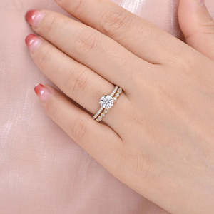 Juego de anillos de moissanita incolora de corte redondo de plata 925 1.30CT Halo oculto - Product Image 4