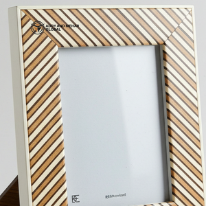 Marco de fotos de madera marrón artesanal, marco decorativo hecho a mano con incrustaciones de esquina rayadas únicas y acabado pulido - Product Image 5