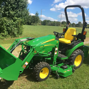 Venta al por Mayor de Tractores John Deere 2025R Usados con Cortadora de Césped - Product Image 1