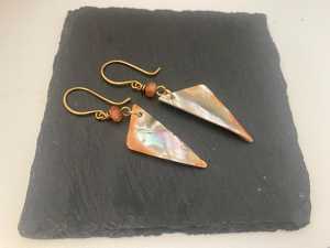 Hermosos pendientes colgantes de concha de abulón y piedra solar, pendientes de joyería chapados en oro de latón para fiesta de boda, Hldi , Mehendi Wear - Product Image 3