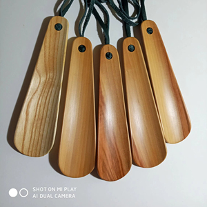 ตัวยกรองเท้าไม้ขนาดเล็กน้ำหนักเบาทำจากวัสดุธรรมชาติเพื่อให้สวมใส่ได้ง่ายและรองรับรองเท้าได้ทุกวัน - Product Image 1