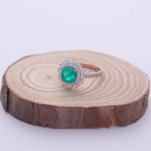 Anillo con Halo de Diamantes Verdes Cultivados en Laboratorio, Corte Cojín de 1.40CT, con Acento de Diamantes Redondos, en Plata de Ley 925 Sólida con Baño de Rodio - Product Image 3