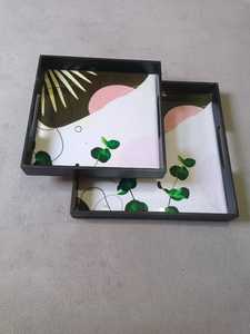 Ensemble de plateaux en bois artisanal avec impression en émail brillant et détails en feuille d'or, parfait pour les tables à café et les collations. - Product Image 5