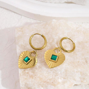 Pendientes de Aro con Colgante de Corazón de Circonita Verde, Chapados en Oro de 18k, de Acero Inoxidable, Hipoalergénicos y Resistentes al Deslustre, Estilo Vintage - Product Image 2