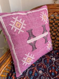 Funda de almohada de algodón hecha a mano India OEM impresa con diseño de bordado a mano de Parte trasera duradera - Product Image 2