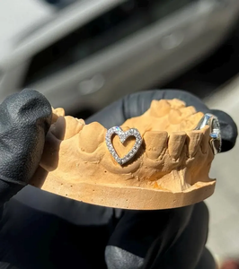 Grillz personnalisés en forme de cœur, une seule dent, avec pavé de moissanite glacé, argent 925, bijoux de luxe étincelants pour les dents, style hip-hop - Product Image 2