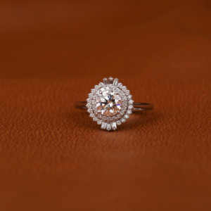 Anillo de Compromiso de Oro Macizo de 18 quilates, Diamante de Corte Redondo y Baguette, Libre de Conflictos, Doble Halo, Diseño Starburst, Anillo Chapado en Oro - Product Image 2