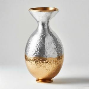 GildedAura Royal Vase en métal Majestic Bloom Martelé Or Aluminium Pièce maîtresse élégante pour le salon ou l'affichage du hall de l'hôtel - Product Image 1