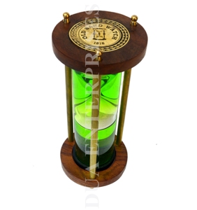 Reloj de arena de estilo vintage con marco de madera oscura, detalles en latón y Arena verde, evocando una sensación de cronometraje clásico. - Product Image 6
