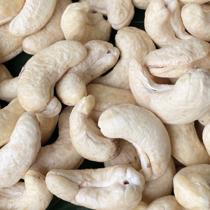 เม็ดมะม่วงหิมพานต์ดิบ เกรด W320 ขายส่งจำนวนมากจากเวียดนาม ส่งออกไปยังสหภาพยุโรป ตะวันออกกลาง และเอเชีย ผ่านทางซานติโก - Product Image 1