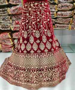 Séquence de broderie en velours la plus choisie avec travail de la pierre Lehenga Choli avec Dupatta Vêtements de mariage pour femmes Prix de gros Vêtement Alphanumero - Product Image 6