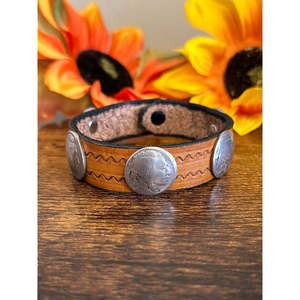 Pulsera Navajo Hecha a Mano con Cuero y Monedas de Plata Esterlina, Joyería Cultural Coleccionable - Product Image 1