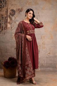 ชุดคุर्ติผ้าฝ้ายแบบดั้งเดิมของผู้หญิงอินเดีย ลายพิมพ์ดิจิทัล ปักลาย ประดับมุก ซึมซับความชื้น แห้งเร็ว ผลิตจากวัสดุรีไซเคิล - Product Image 2