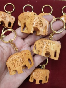 Porte-clés éléphant en bois fabriqués à la main Souvenir traditionnel indien Cadeaux Diwali d'entreprise Porte-clés décoratifs ethniques Lot de 12 - Product Image 5