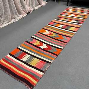 Tapis turc 2,8 x 10,6 pieds, tapis vintage, tapis en laine rouge à pois - Product Image 4