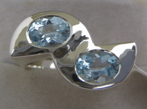 Anillo de Topacio Azul Cielo Natural de Shah Gems para Mujer, Moderno, Plata de Ley 925, Engaste de Bisel con Piedras Preciosas, Bañado en Rodio, Regalo Perfecto - Product Image 1