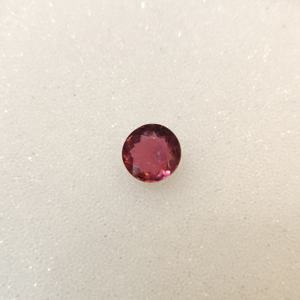 Piedra preciosa de corte brillante redonda suelta de turmalina natural rosa oscuro para la fabricación de joyas con exquisitos efectos de luz - Product Image 3