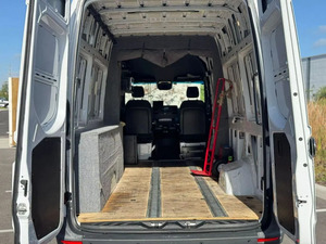 Mercedes-Benz Sprinter 3500 XD Cargo Tetto Alto con Passo di 170 Pollici, Usato del 2023, Basso Chilometraggio, Pulito, Pronto per la Spedizione in Tutto il Mondo - Product Image 4