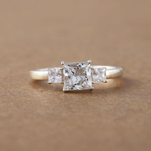 2,50 TCW Princess Cut Lab Grown Diamond Three Stone Setting Anillo de compromiso de platino lujoso Anillo de regalo para mujeres IGI - Product Image 1