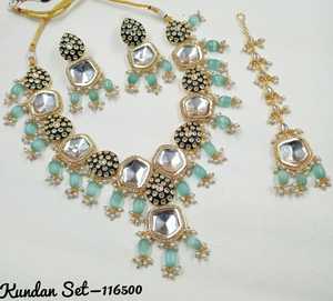 FANTAISIE ANTIQUE TRADITIONNEL MOTIPEARL & MINAKARI GOLD TONE KUNDAN PERLE COLLIER BOUCLES D'OREILLES ENSEMBLE AVEC MANGTIKKA FEMMES ET FILLE - Product Image 4