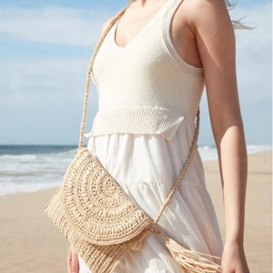 Sac à bandoulière en raphia crocheté de couleur naturelle unie avec des décorations de perles brodées avec des chaînes de lettres - Product Image 2