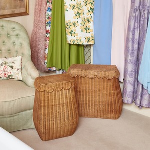 Cestas de almacenamiento para la ropa hechas de ratán natural con un tejido decorativo festoneado. - Product Image 5