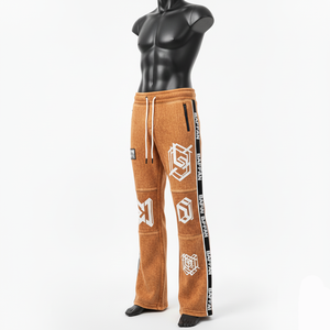 กางเกงขายาวทรงบานผ้าฟลีซผสมคอตตอนและโพลีเอสเตอร์คุณภาพพรีเมียม ผ้าขัดเนื้อนุ่ม สีน้ำตาลฟอก แต่งแถบข้างเข่า พร้อมโลโก้แบบรีดร้อนสั่งทำพิเศษ กางเกงขายาวทรงบานสำหรับผู้ชาย - Product Image 4