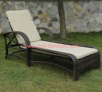 Chaise longue de jardin en rotin tressé d'extérieur avec table d'appoint
